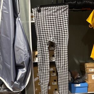 18c#Black and White Houndstooth Leggings W sz L EUC FIRM PRICE
